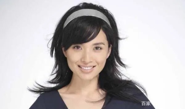 靳东43岁妻子晒近照已有白发，她在生活中有多简朴？