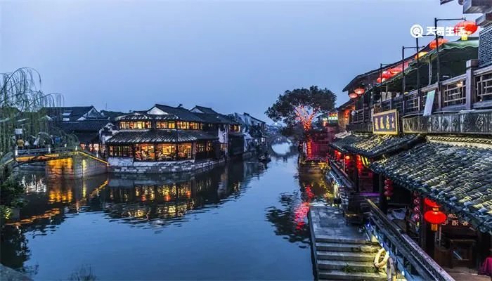 日出江花红胜火的下一句