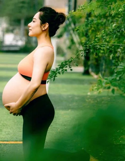 刘璇晒孕肚倒立照：如此大的肚子居然能倒立还劈叉