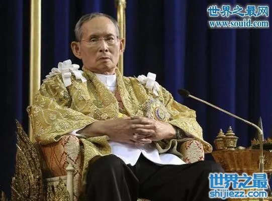 泰国国王眼睛怎么瞎的，21岁开车出车祸右眼失明 