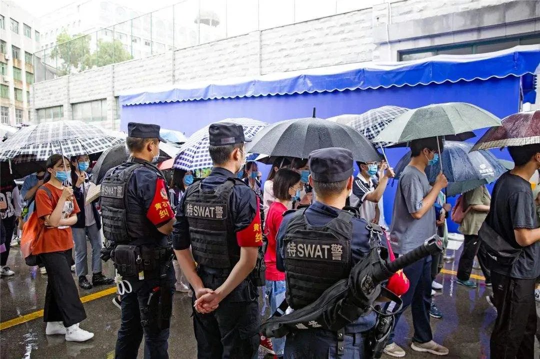 湖北黄梅近500考生坐推土机赶考