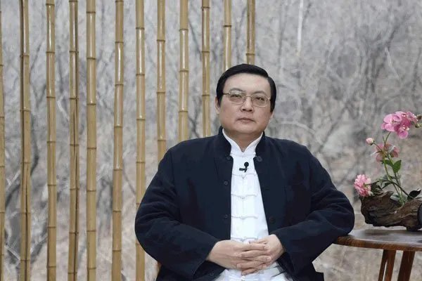 梁宏达说了什么错话 老油条也有马失前蹄的时候