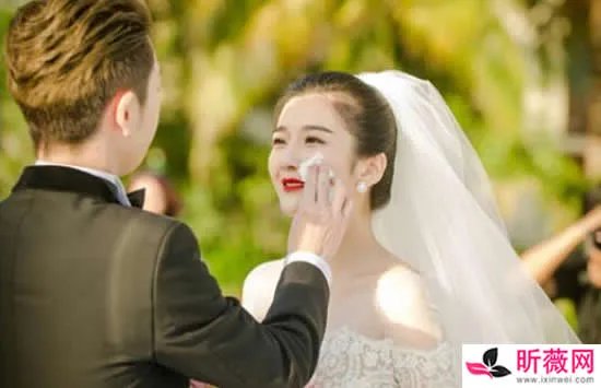 王栎鑫吴雅婷怎么认识的 吴雅婷比王栎鑫大几岁