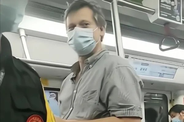 你如何看待深圳地铁一保安要求乘客给外国人让座这件事？