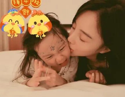 李小璐晒吻爱女照是怎么回事？