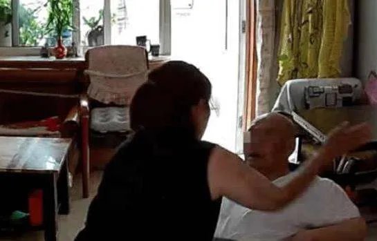 保姆虐打85岁老人辩称是闹着玩,对此你有何看法?