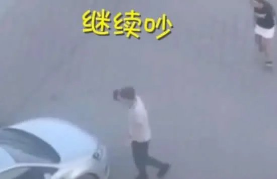 吵架吵不过将女朋友扔垃圾桶 却得网友纷纷点赞是怎么回事