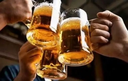 3男子聚餐喝117瓶啤酒，事后还能自行离场，能算“酒仙”吗？