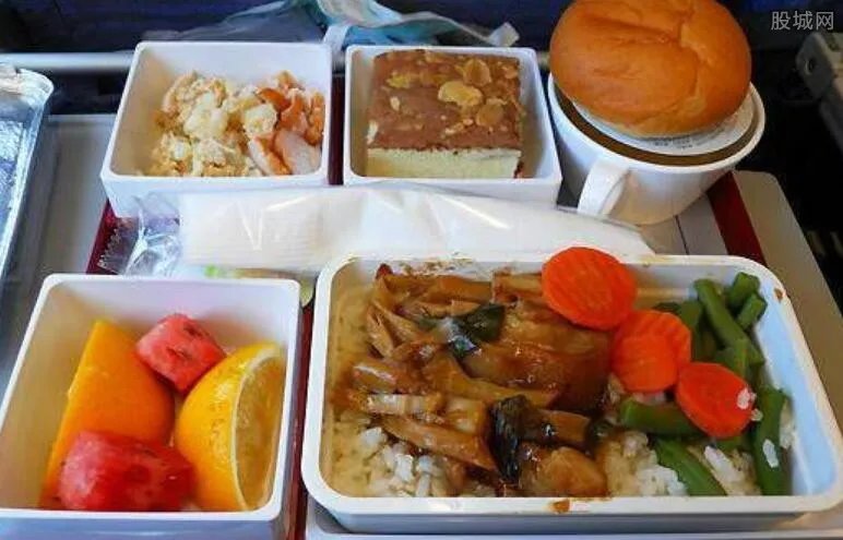 男子飞机餐吃铁环 为什么飞机餐会吃出铁环？