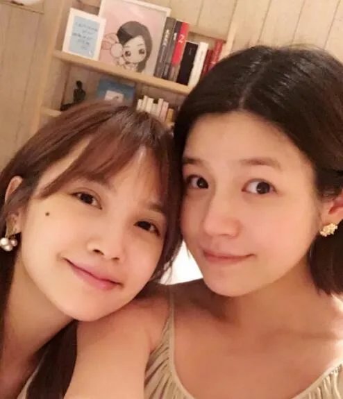 陈妍希晒素颜自拍 称永远失去光棍节