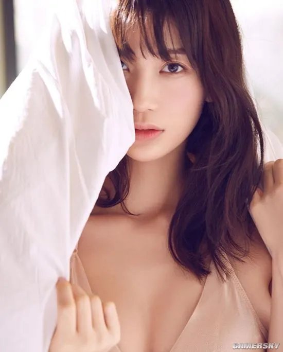 轻熟魅力的超强body 发育过好的写真偶像小仓优香