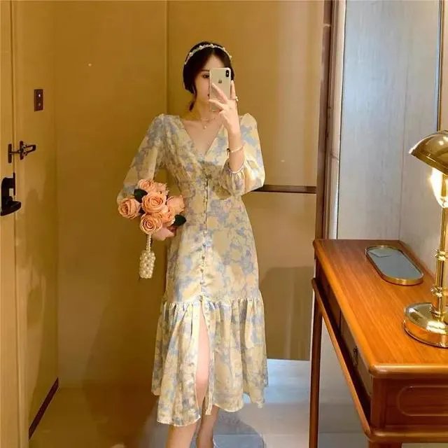 花色连衣裙现在还是否流行？现在的流行趋势是什么？