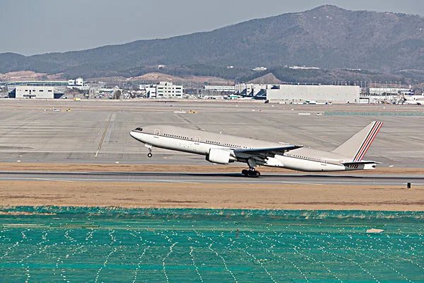 端午节的机票价格较五一假期下降三成左右，端午节出游该如何选择出行方式？