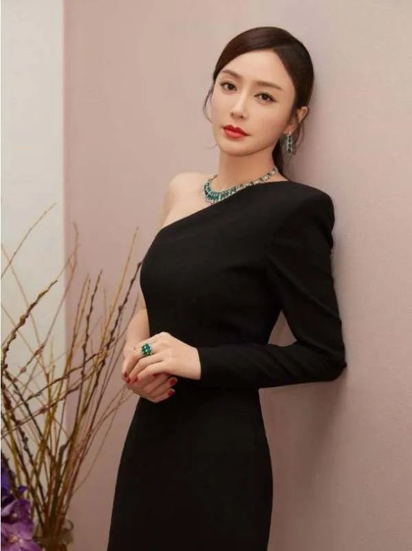 黄晓明和前女友秦岚同框，两人曾经有什么爱恨情仇？