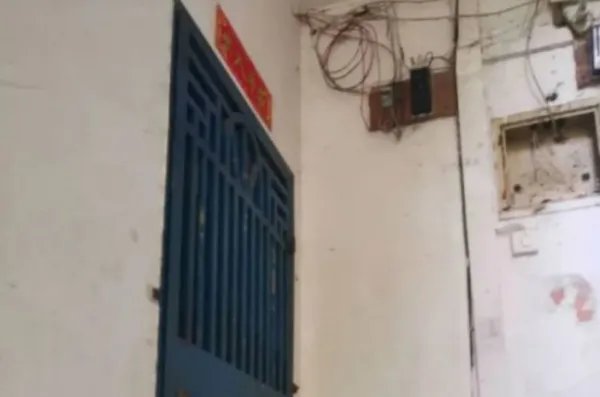 柳州一出租房内天花板滴血,到底是什么原因