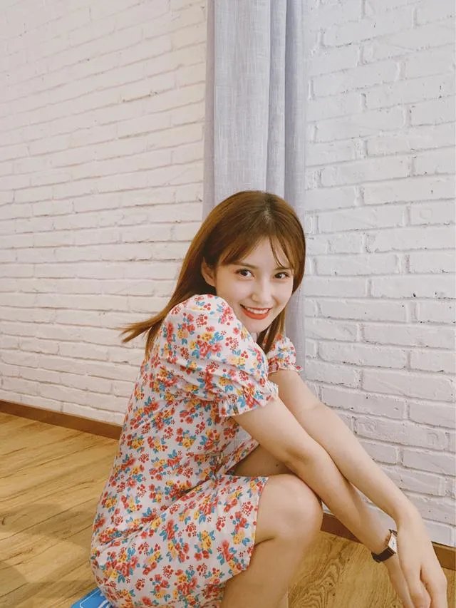 花色连衣裙现在还是否流行？现在的流行趋势是什么？