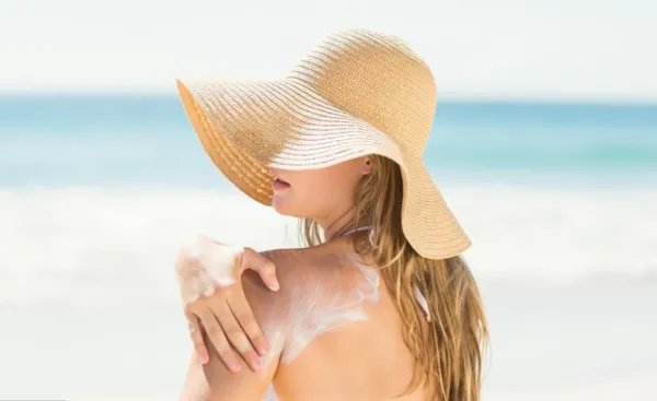 如何在夏天白成一道光？你需要的不仅是防晒霜，这些东西也全部要备上！