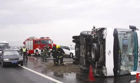 连霍高速客车侧翻伤亡情况如何？