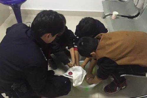 四川两男孩离家出走树上待了两天两夜,他们为何离家出走?