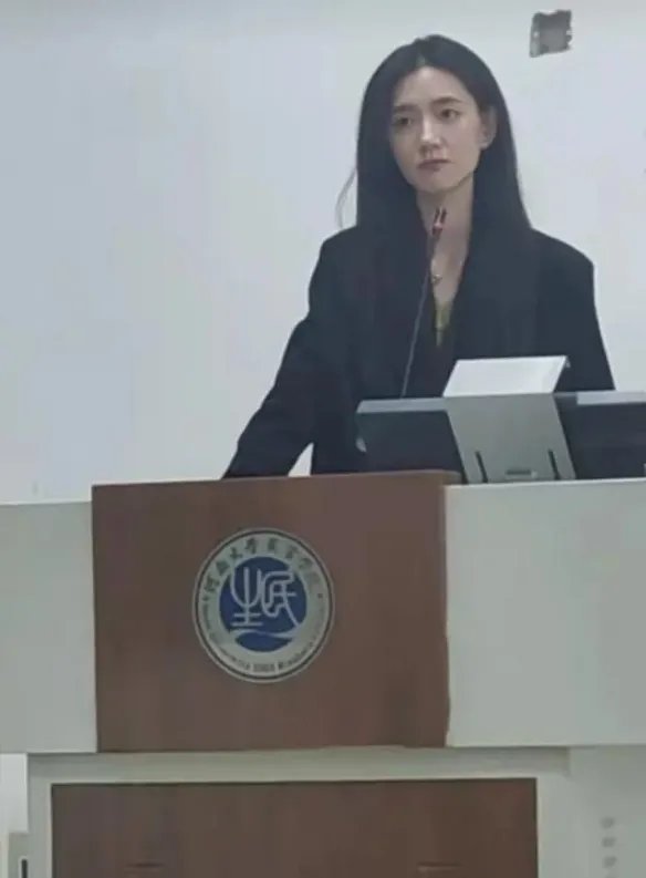 高校毛概女老师被赞“神仙颜值” 学校回应:今年刚入职