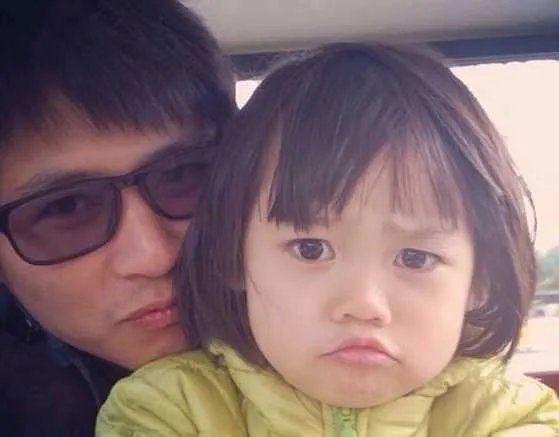 韩寒老婆金丽华照片引热议 幸福婚姻羡煞旁人