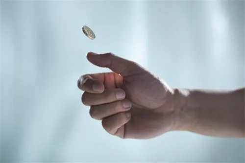 恐怖！乘客向发动机投掷硬币  若飞机起飞会有什么后果？