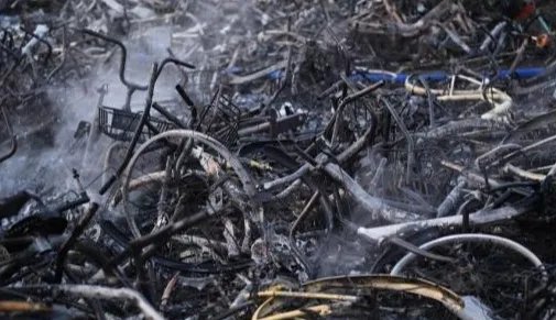 安徽合肥一共享单车堆放点发生火灾,现场情况如何?