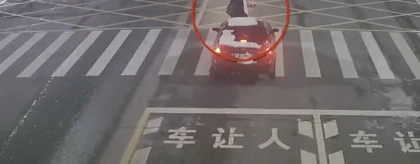 女司机开车擦窗撞飞3人如何处理？