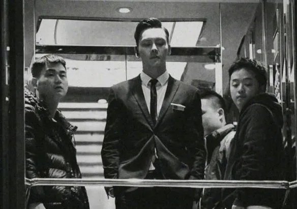 杨幂晒陈伟霆绝美睡颜照，夸师傅帅气无敌，他的颜值有多高？