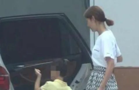 王宝强恋情疑曝光:一起带孩子回家(图)
