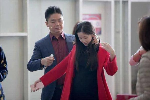 网传章泽天和刘强东已离婚,是否确有此事?