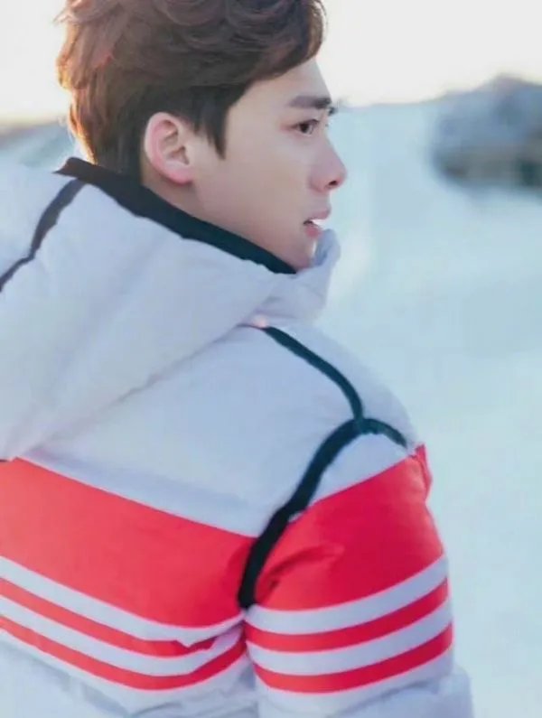 被问及35岁结婚的flag，李易峰是如何高情商回应的？