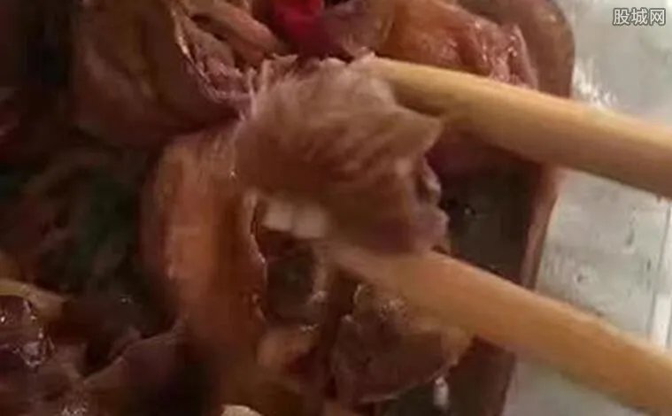 黄焖饭吃出带牙肉 鸡肉里怎么会有带牙齿的肉？